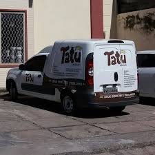 Veículo identificado da Tatu Resolve estacionado em rua de Teresina