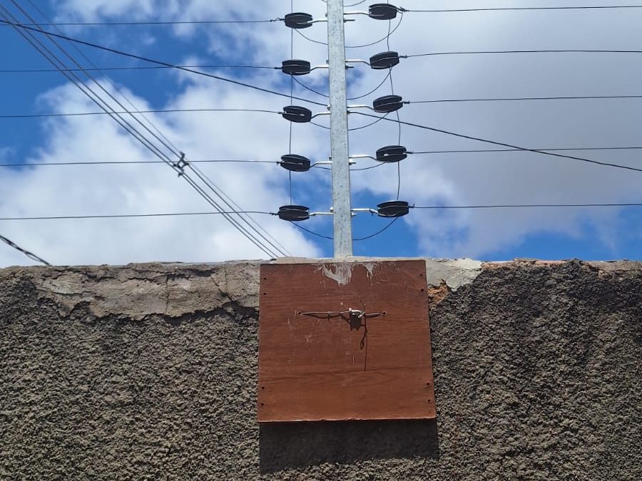 Cerca elétrica residencial instalada com laudo ABNT NBR 13570